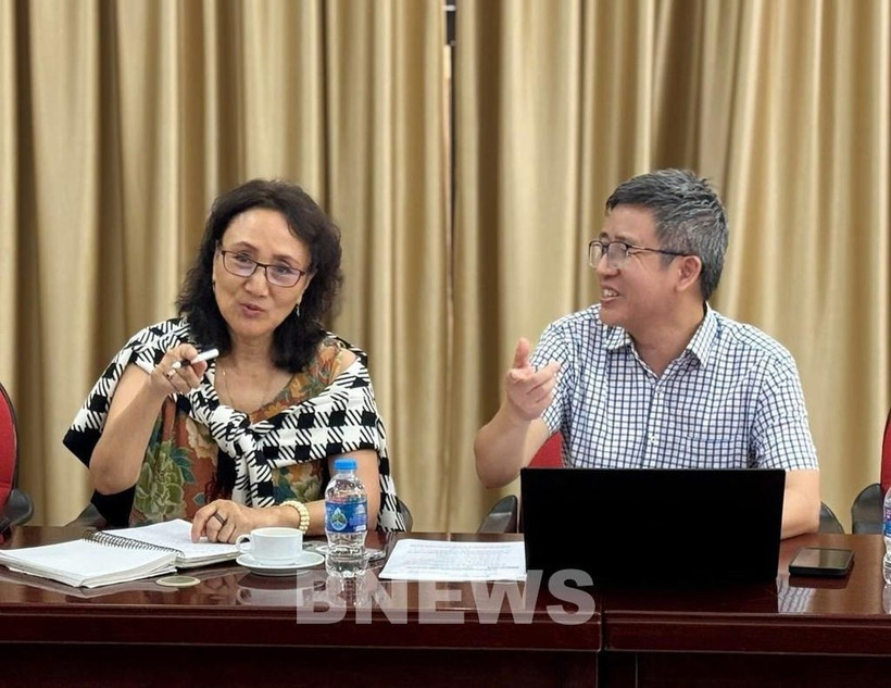 Bagie Sherchand, Director of Strategic Partnerships and Alliances at the National Cooperative Business Association – CLUSA International (left) and Ngo Xuan Nam, Deputy Director of the Vietnam Sanitary and Phytosanitary Notification Authority and Enquiry Point at a working session in Hanoi on June 5. (Photo: VNA)