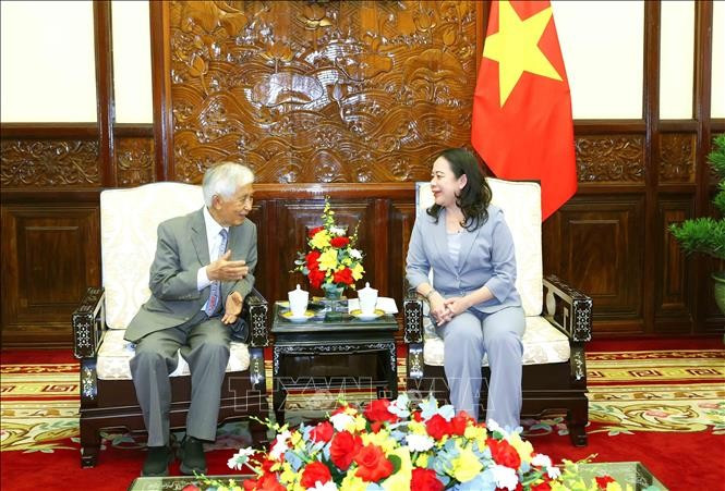 Vice State President Vo Thi Anh Xuan (R) receives Professor Tran Thanh Van in Hanoi on September 5. (Photo: VNA)