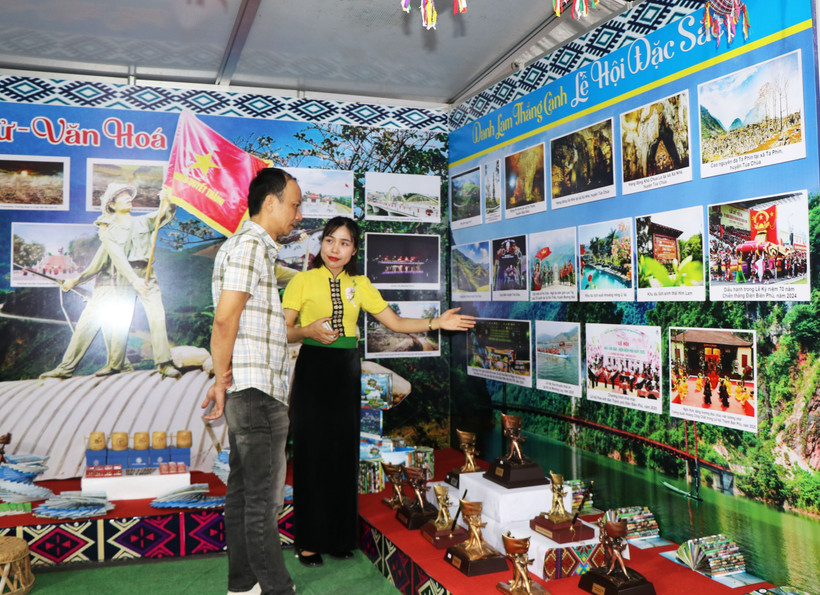 A man visits the exhibition. (Photo: VNA)
