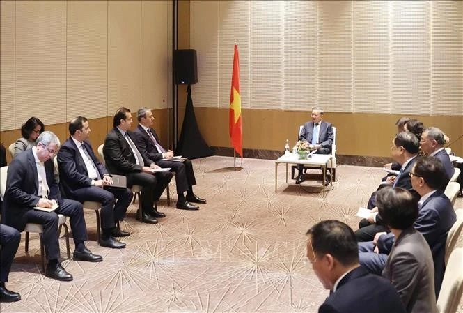 General Secretary of the Communist Party of Vietnam Central Committee To Lam (C) meets with leaders of several prominent Azerbaijani companies on May 8, 2025. (Photo: VNA)