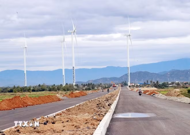 The Provincial Road 702 project, funded by public investment and connecting Bac Son commune of Khanh Hoa province with National Highway 1A, is nearing completion. (Photo: VNA)