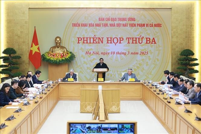Prime Minister Pham Minh Chinh chairs the third meeting of the Central Steering Committee for the Elimination of Temporary and Dilapidated Houses on March 10. (Photo: VNA)