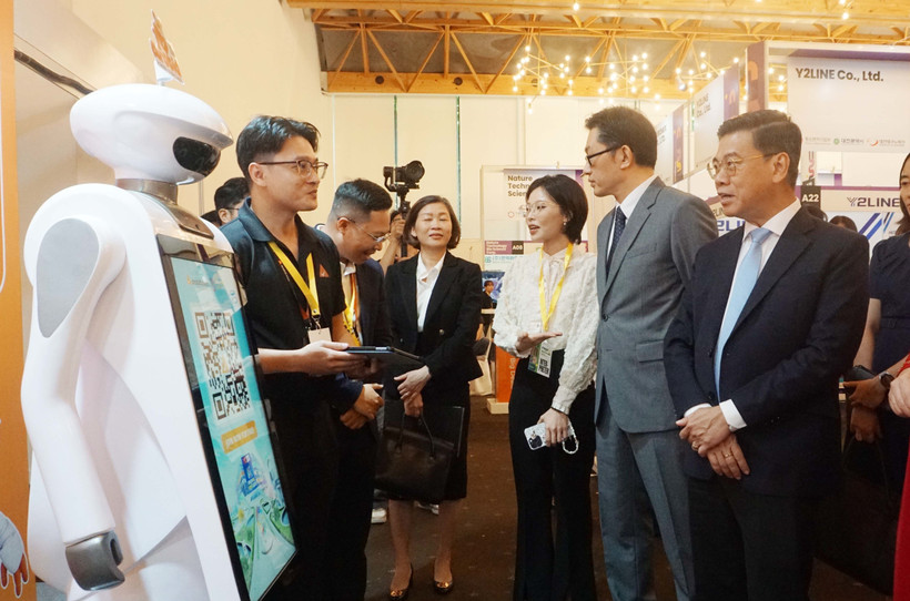 Delegates visit a booth at the Mega Us Expo 2025 (Photo: VNA)