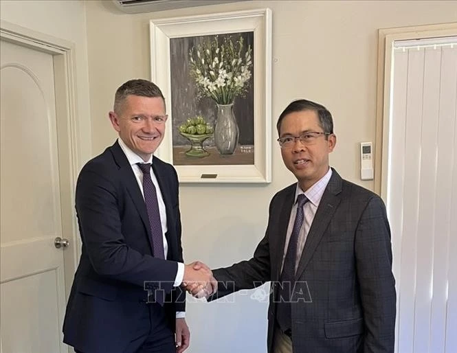 Vietnamese Ambassador to Australia Pham Hung Tam (R) meets Anthony McFarlane, Head of Corporate Affairs at SunRice (Photo: VNA)