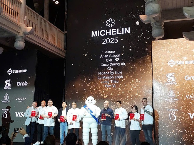 Representatives from nine one-star MICHELIN restaurants receive their awards at the ceremony in Da Nang on June 5. (Photo: VNA)