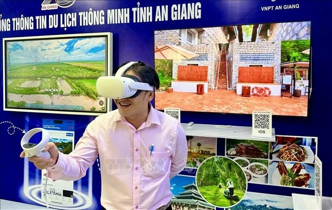 A tourist experiences virtual reality (VR) technology. (Photo: VNA)