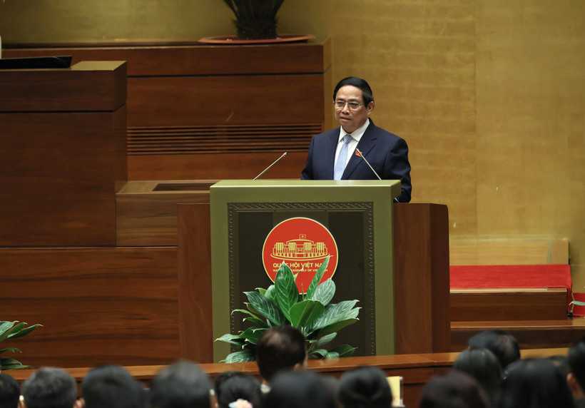PM Pham Minh Chinh delivers the report at the session. (Photo: VNA)