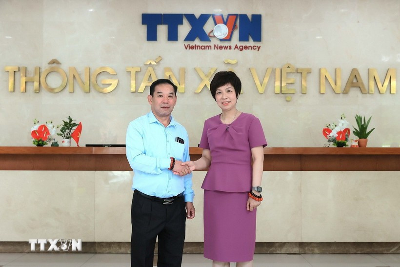 Vietnam News Agency General Director Vu Viet Trang (right) and Laos’ Pasaxon newspaper Editor-in-Chief Vansay Tavinyan, who is also Deputy Head of the Lao People’s Revolutionary Party Central Committee’s Propaganda and Training Board (Photo: VNA)