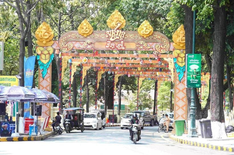 Wat Phnom in Phnom Penh is beautifully decorated and ready to celebrate the 2025 traditional New Year. (Photo: VNA)