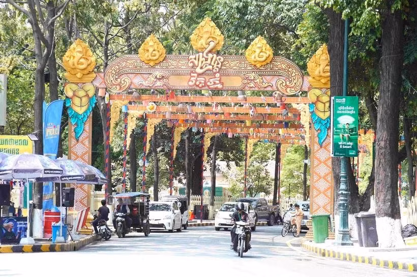 Wat Phnom in Phnom Penh is beautifully decorated and ready to celebrate the 2025 traditional New Year. (Photo: VNA)