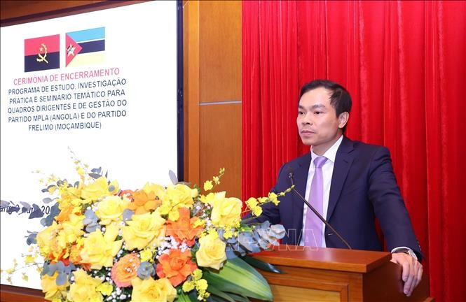 Deputy Director ofthe Ho Chi Minh National Academy of Politics Assoc. Prof. Dr. Nguyen Manh Hung speaks at the closing ceremony of the training and exchange programme on September 12. (Photo: VNA)