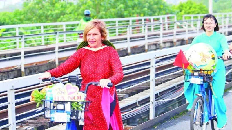 Stella Ciorra in a journey to promote Vietnamese ao dai (Photo: VNA)