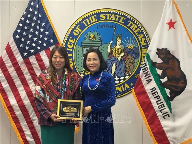 NA Vice Chairwoman Nguyen Thi Thanh (right) presents a souvenir to California's State Treasurer Fiona Ma at their meeting on March 17. (Photo: VNA)