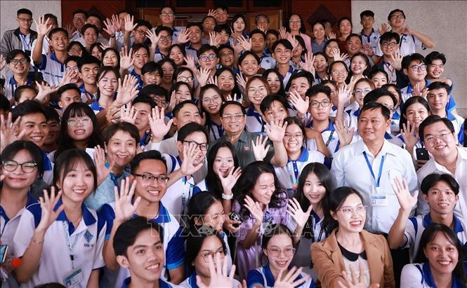Prime Minister Pham Minh Chinh, NA deputies of Can Tho, and students of Can Tho University at the meeting (Photo: VNA)