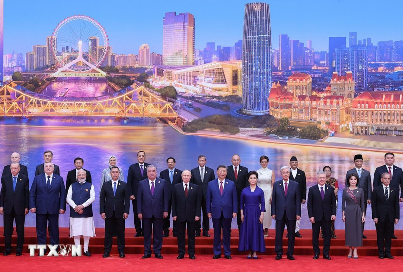 Delegates pose for a group photo at the SCO Summit 2025 in China. (Photo: VNA)