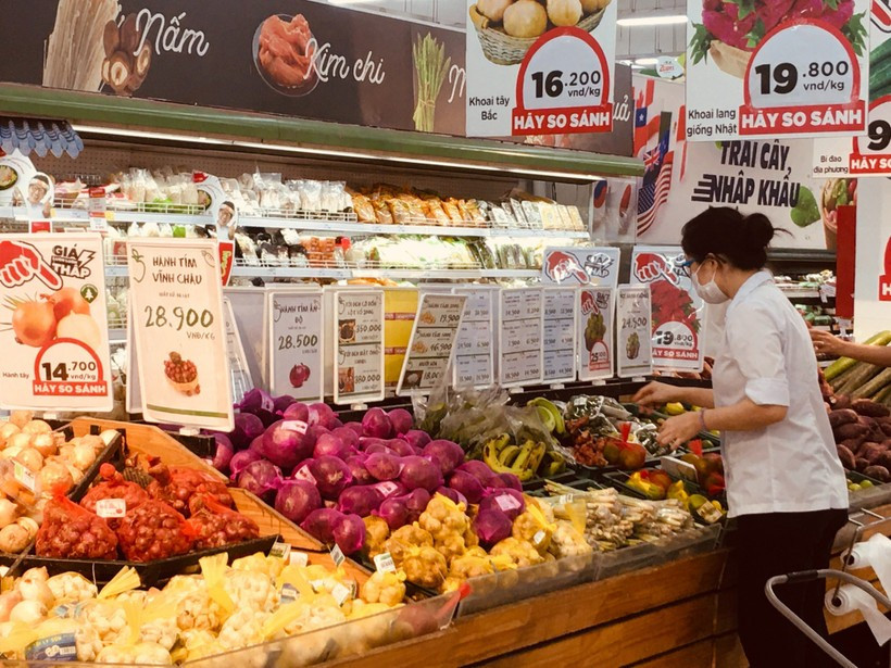 Total revenue from retail sales of goods and consumer services in the first six months of this year increased by 9.3% year-on-year (Photo: VietnamPlus)