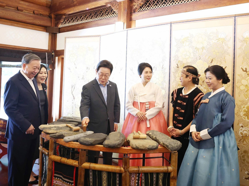 Party General Secretary To Lam and his spouse Ngo Phuong Ly introduce Vietnam’s lithophone art to President of the RoK Lee Jae Myung and First Lady Kim Hae Kyung (Photo: VNA)