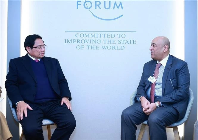 PM Pham Minh Chinh (L) and GCC Secretary-General Jasem Mohamed Albudaiwi. (Photo: VNA)