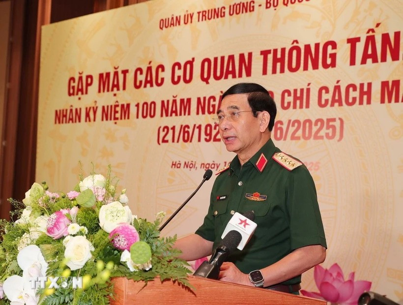 Politburo member, Vice Secretary of the Central Military Commission, and Minister of National Defence Gen. Phan Van Giang speaks at the meeting (Photo: VNA)