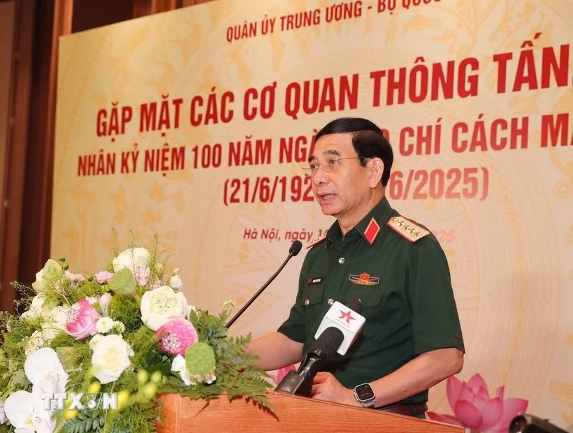 Politburo member, Vice Secretary of the Central Military Commission, and Minister of National Defence Gen. Phan Van Giang speaks at the meeting (Photo: VNA)
