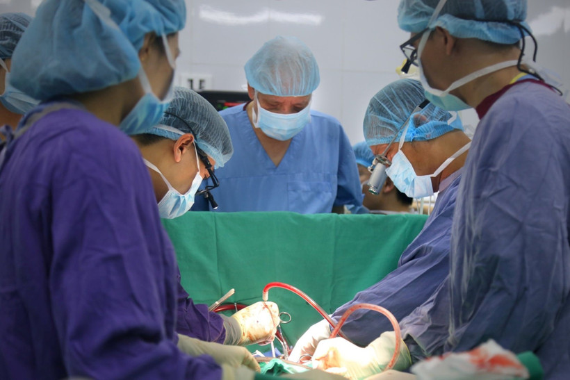 Doctors perform an organ transplant. (Photo: VietnamPlus)