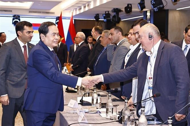 National Assembly Chairman Tran Thanh Man (L) meets with representatives of Armenian and Vietnamese firms attending the Vietnam - Armenia Business Forum in Yerevan on April 2. (Photo: VNA)