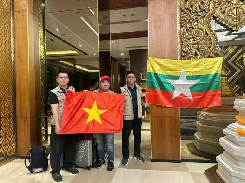 Three staff members of the Department of Dyke Management and Disaster Prevention set off to join rescue efforts in Myanmar. (Photo: tienphong.vn)