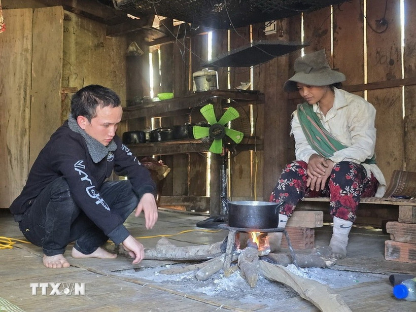 A Nhanh (left), a resident of Dak Na commune in Tu Mo Rong district, former Kon Tum province, was rescued after being lured to Cambodia by the false promise of an easy work with high pay. (Photo: VNA)