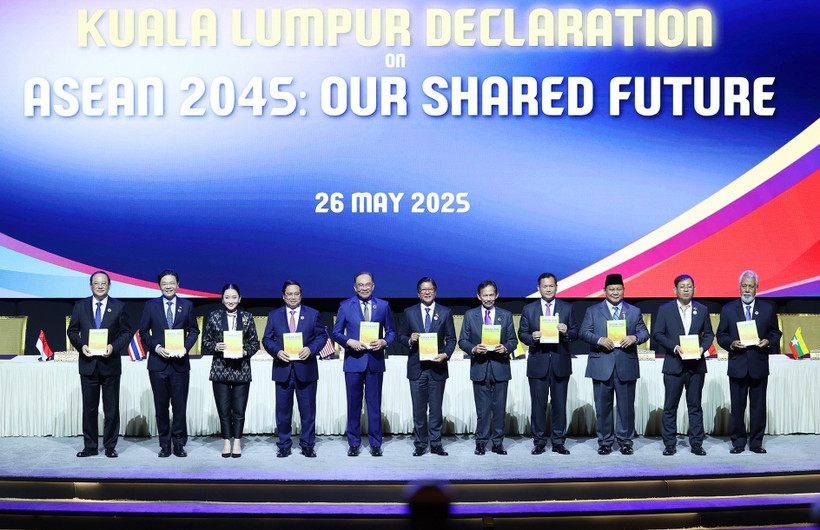 Leaders of ASEAN member states at the signing ceremony in Kuala Lumpur on May 26 (Photo: VNA)
