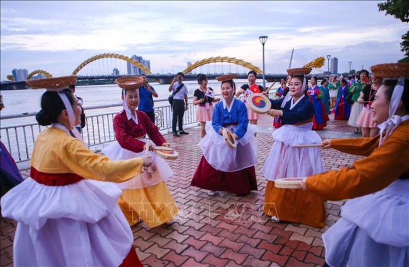 Artists from the Republic of Korea perform in a cultural exchange with local residents and visitors in Da Nang. (Photo: VNA) 