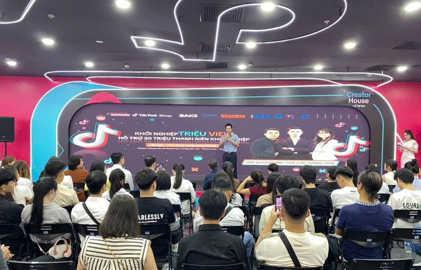 The community project "Digital Literacy for All " attracts nearly 8,000 students across the country. (Photo: nhandan.vn)