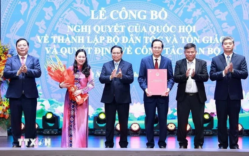 Prime Minister Pham Minh Chinh (thrid, left) hands over the decision to establish the Ministry of Ethnic and Religious Affairs to leaders of the ministry (Photo: VNA)