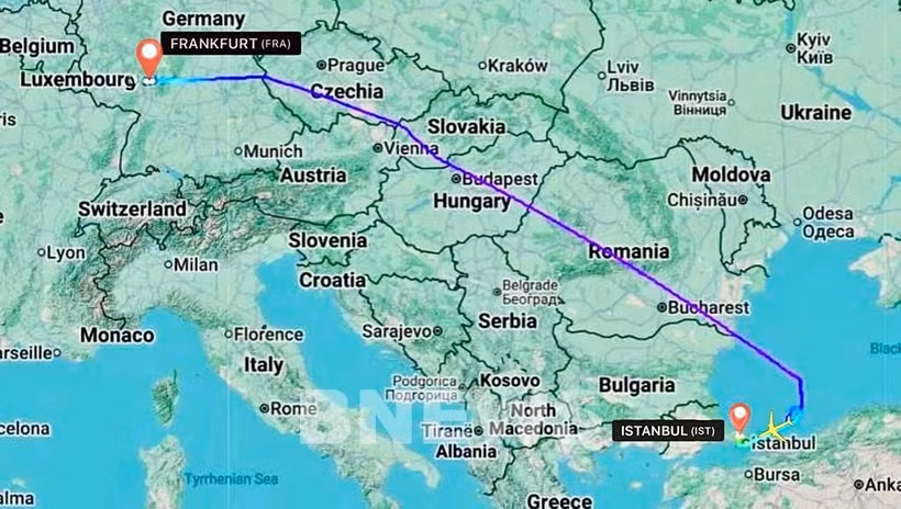 Flight VN30, en route from Frankfurt to Ho Chi Minh City, was diverted to Istanbul International Airport in Türkiye on September 17 to address a medical emergency. (Photo published by VNA)