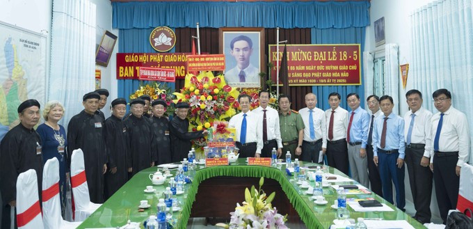 The delegation of An Giang leaders and representatives of the Central Executive Board of the Hoa Hao Buddhist Sangha at the event on June 11. (Photo: VNA)