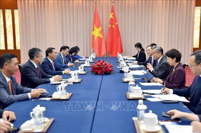 At the talks between Vietnamese Deputy Prime Minister and Minister of Foreign Affairs Bui Thanh Son and member of the Political Bureau of the Communist Party of China’s Central Committee and Minister of Foreign Affairs Wang Yi in Yunnan, on August 14. (Photo: VNA)
