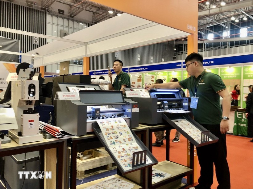 Many machines and automated devices are on display at the 23rd Vietnam International Printing and Packaging Industry Exhibition - VietnamPrintPack 2025 in HCM City. (Photo: VNA)