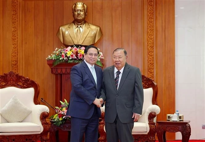 PM Pham Minh Chinh meets with former Party General Secretary and former President of Laos Bounnhang Vorachit in Vientiane on January 10. (Photo: VNA)