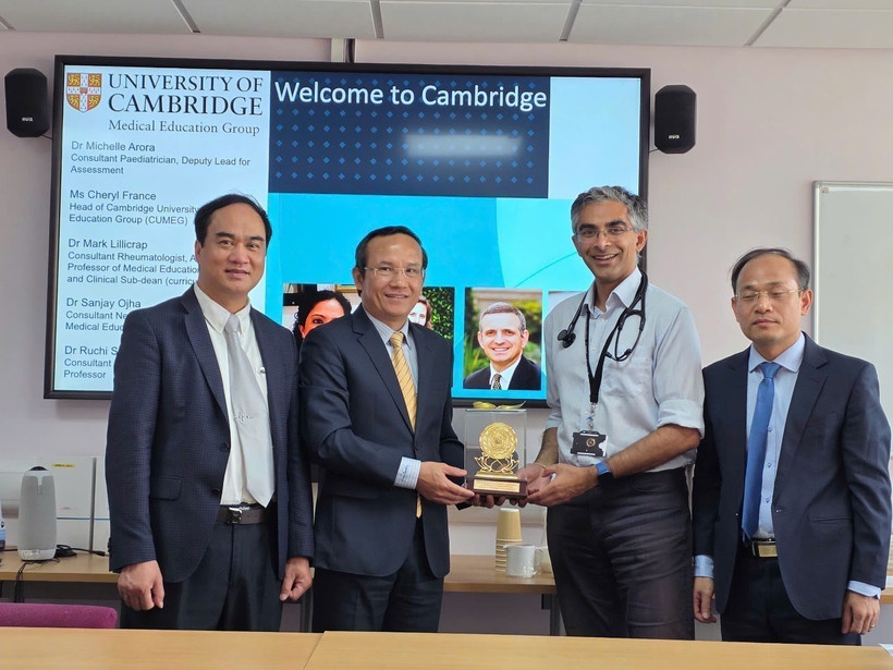 Director of the 108 Military Central Hospital Major General, Professor, Dr Le Huu Song (second, left), presents a souvenir to a representative of University of Cambridge School of Clinical Medicine (Photo: VNA)