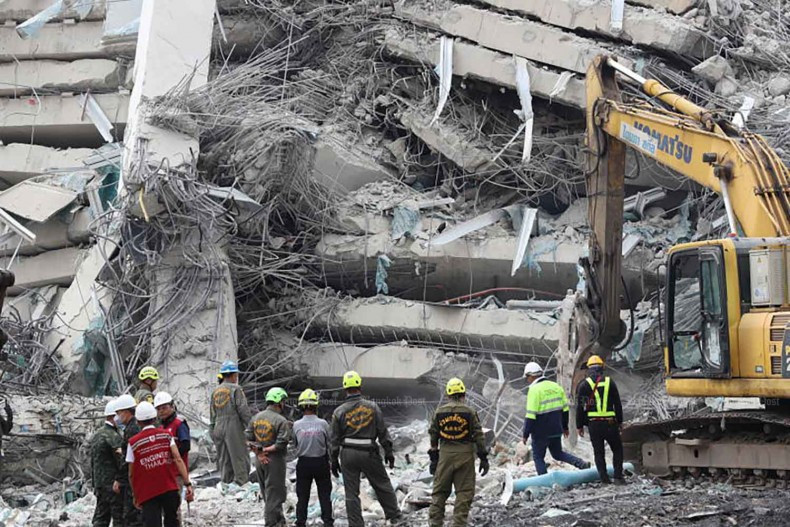 Rescue personnel on March 30 inspect the collapsed State Audit Office building in Chatuchak district, amid concerns over the quality of steel bars and other building materials used in the construction of the building. (Photo: bangkokpost.com) 