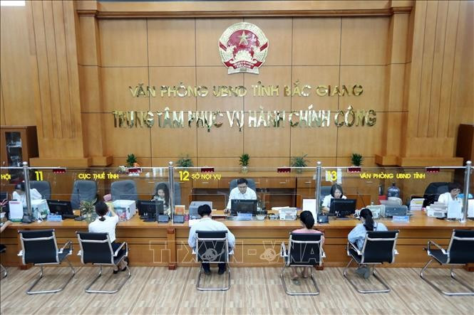 Receiving and processing documents from departments and sectors at the public administrative services centre of Bac Giang province. (Photo: VNA)