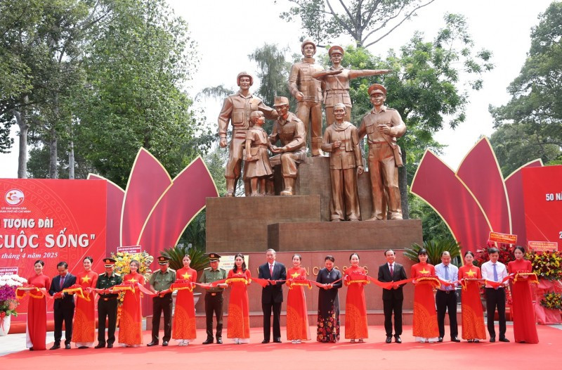 Party General Secretary To Lam and delegates cut the ribbon to inaugurate the People’s Public Security Force monument in District 5, Ho Chi Minh City on April 29 (Photo: VNA)