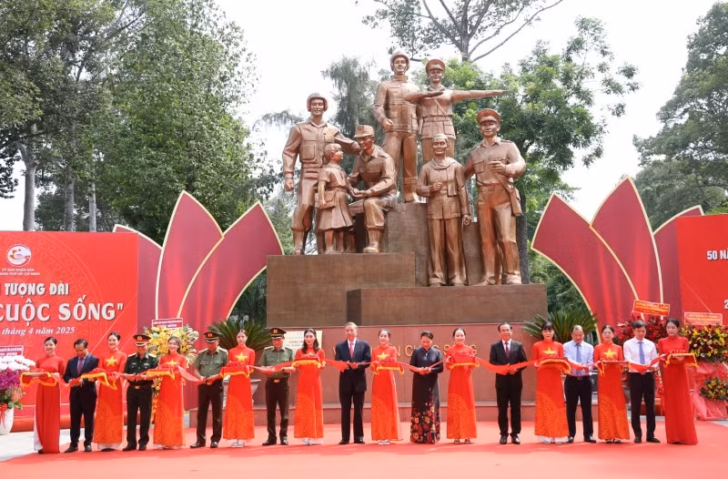 Party General Secretary To Lam and delegates cut the ribbon to inaugurate the People’s Public Security Force monument in District 5, Ho Chi Minh City on April 29 (Photo: VNA)