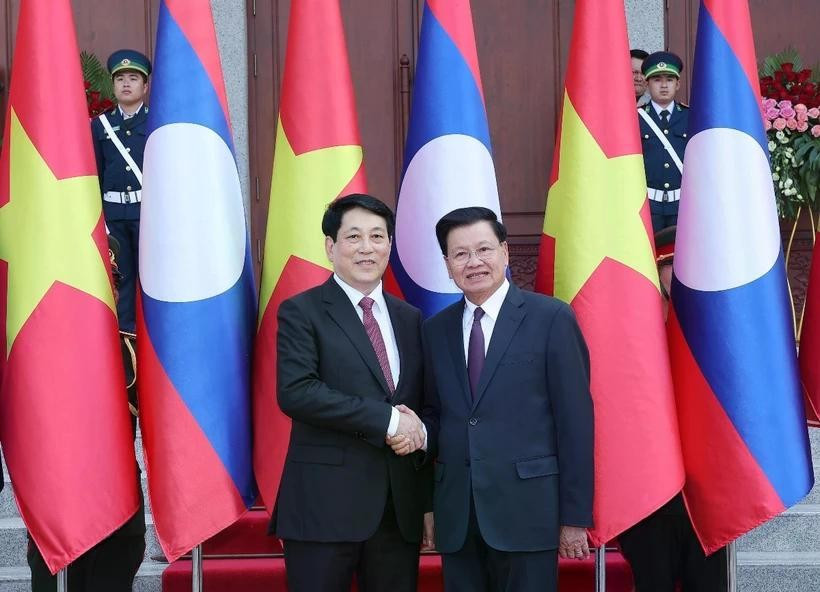 Vietnamese State President Luong Cuong (left) meets with General Secretary of the Lao People's Revolutionary Party Central Committee and President of Laos Thongloun Sisoulith in Vientiane on April 24. (Photo: VNA)