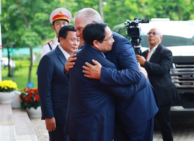Prime Minister Pham Minh Chinh (L) welcomes First Secretary of the Communist Party of Cuba (CPC) Central Committee and President of Cuba Miguel Díaz-Canel Bermúdez. (Photo: VNA)