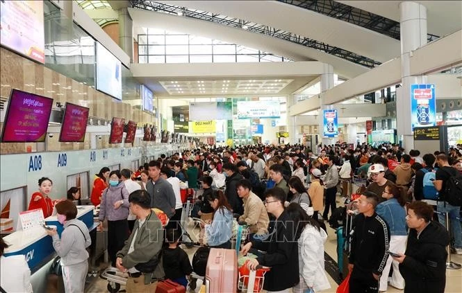 Passengers wait to handle flight procedures at Noi Bai International Airport in Hanoi. (Photo: NVA)