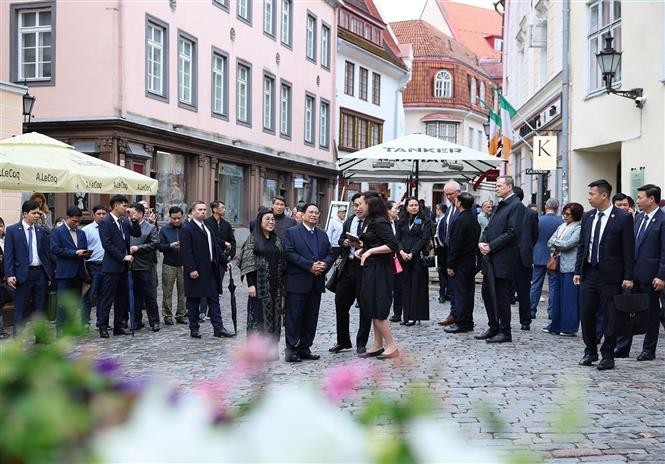 PM Pham Minh Chinh, his spouse, and the Vietnamese delegation tour Tallinn Old Town on June 5. (Photo: VNA)