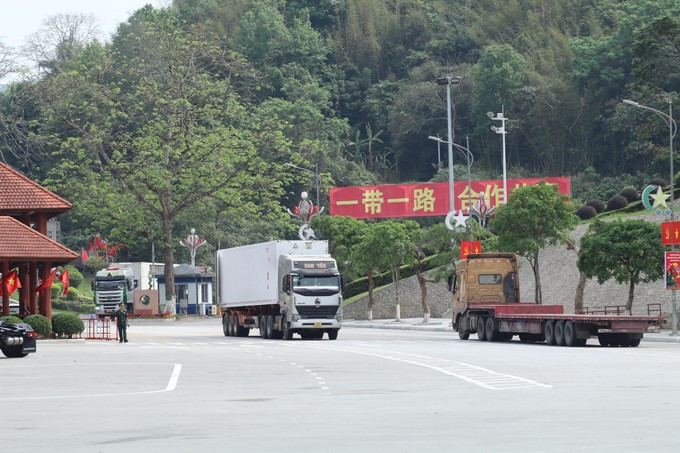 A truck completes customs clearance at the Huu Nghị international border gate in Lang Son province. (Photo: VNA)