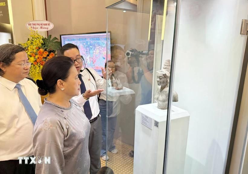 Former National Assembly Chairwoman Nguyen Thi Kim Ngan and delegates visit the thematic exhibition. (Photo: VNA)