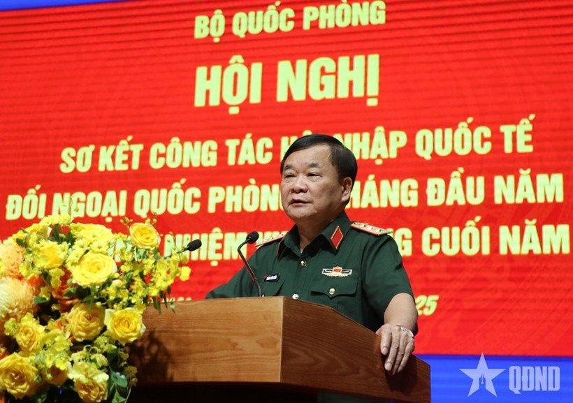 Deputy Minister of National Defence Senior Lieutenant General Hoang Xuan Chien speaks at the conference. (Photo: qdnd.vn)