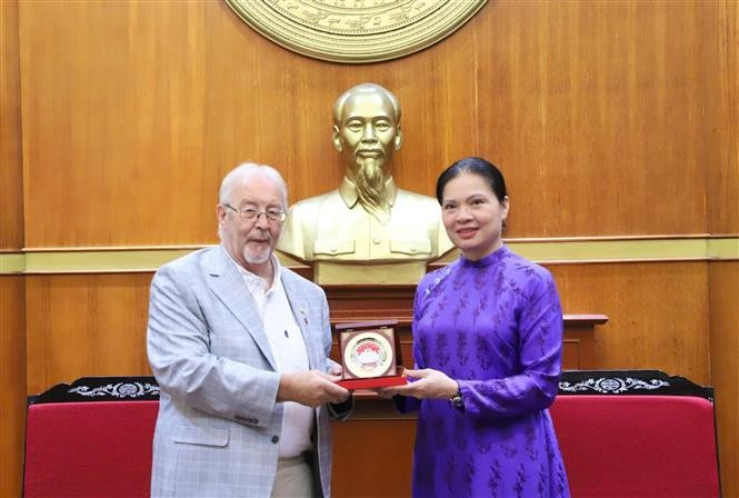 Member of the Party Central Committee and Vice Chairwoman of the Vietnam Fatherland Front (VFF) Central Committee Ha Thi Nga (R) presents a souvenir to Robert Griffiths, General Secretary of the Communist Party of Britain (CPB), at their meeting in Hanoi on September 2. (Photo: VNA)